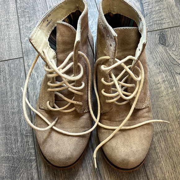 Cathy Jean Women’s tan ankle lace-up booties. - Picture 1 of 5